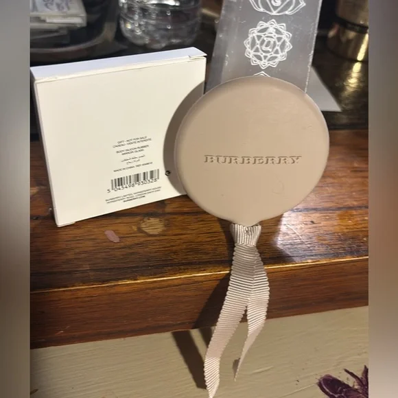 Burberry Beige Compact Mirror with Ribbon! LIMITED EDITION! New in Box! - Picture 2 of 6